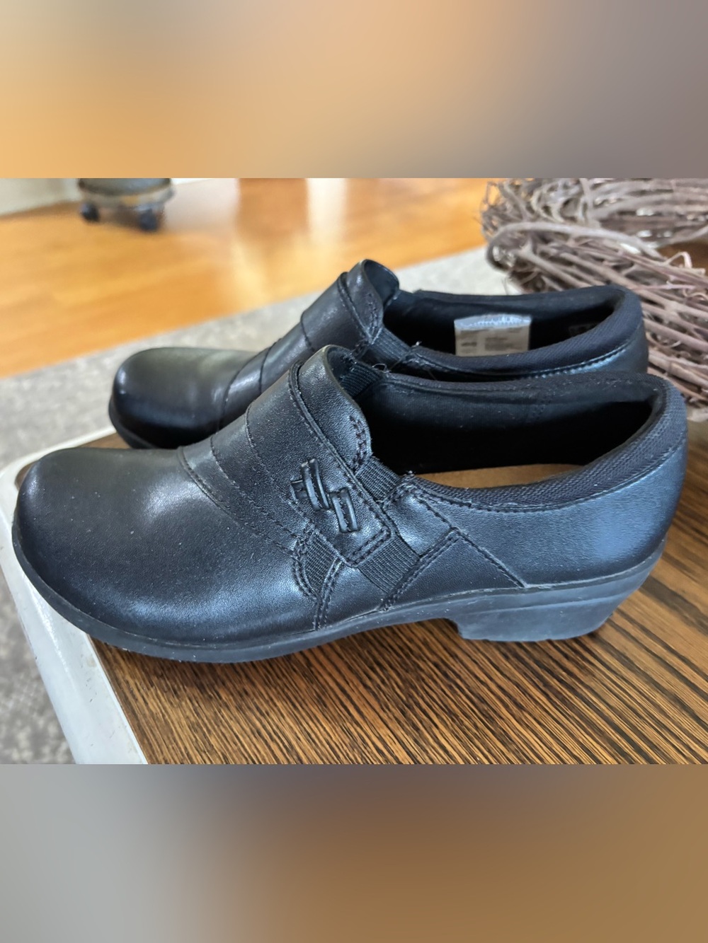 Clark’s shoes Angie Pearl women’s size 6